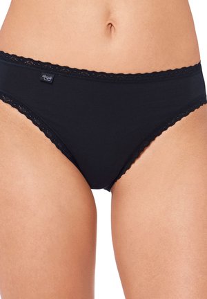 Musta pitsireunuksin koristeltu naisten bikini-tyylinen alusvaate, joka peittää alaosaa, paljastaen navan ja yläreidet neutraalilla taustalla.