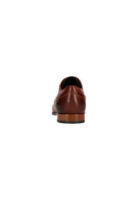 Chaussure de ville en cuir marron avec une finition lisse, bout rond et talon en bois empilé. Présente un motif décoratif subtil sur la tige.