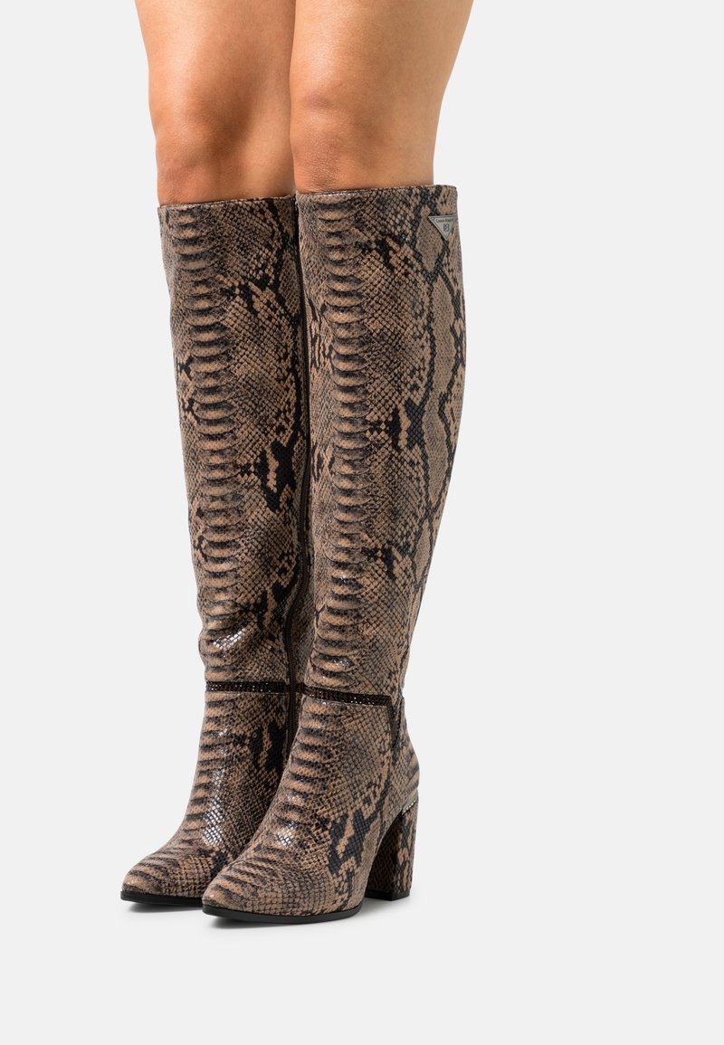 Bottes hauteur genou en imprimé python brun et noir, avec une texture brillante, un talon bloc et un design élégant agrémenté d'une fermeture éclair.