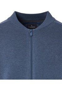 Niebieska kurtka zapinana na suwak o prążkowanej fakturze, bez kieszeni i z stojącym kołnierzem. Na piersi znajduje się małe logo, a suwak ma dopasowany kolor.