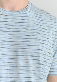 Lichtblauw t-shirt met horizontale strepen in verschillende tinten blauw en zwart, met een ronde hals en korte mouwen, gemaakt van zachte stof.