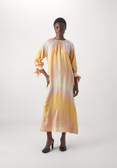 Robe maxi en tissu léger présentant un dégradé orange-jaune avec des accents roses subtils, des manches longues avec des fermetures à nouer, et une coupe décontractée.