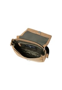 Borsa messenger in pelle marrone con interno in tessuto verde, chiusura con zip e fermo a clip. Dotata di una tracolla regolabile.