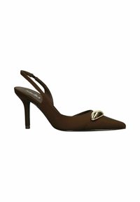 Bruine slingback hoge hak schoen met een spitse neus, zachte stofafwerking en een gouden accentdetail op de wreef.