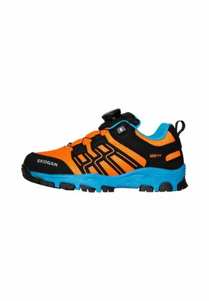 Zapatilla deportiva de corte bajo en colores naranja brillante y azul con detalles negros, cierre de dial negro y suela resistente para actividades al aire libre.
