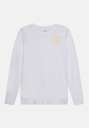 Weißes Langarmshirt mit Rundhalsausschnitt und kleinem beigen rundem Logo mit einer Jumpman-Silhouette auf der oberen linken Brustseite.