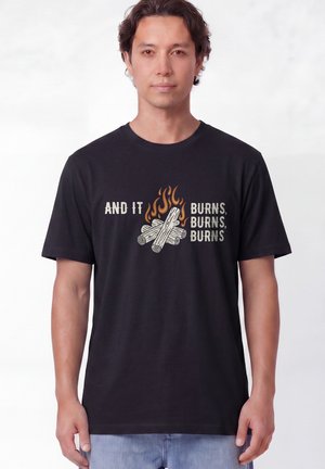 watapparel, AND IT BURNS - T-shirt imprimé - black
