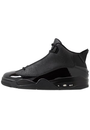 Schwarzer High-Top-Sneaker mit glänzendem Lackleder, strukturiertem Obermaterial, Luftpolstersohle und minimalistischem Schnürdesign auf weißem Hintergrund.