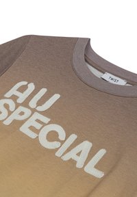 Hnědý gradientový bavlněný svetr s plyšovým bílým nápisem "HU SPECIAL" v texturovaném písmu, s kulatým výstřihem a krátkými rukávy.