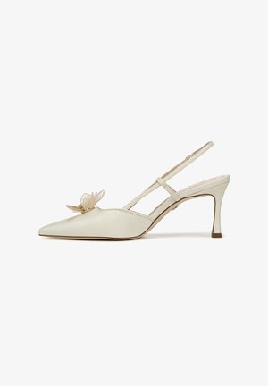 Puntige slingback hak in crème satijn met een decoratieve plastic bloem en slanke enkelband; heeft een taps toelopende hak van 7 cm.