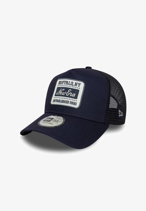 Marineblaues Cap mit Netzrücken, ausgestattet mit einem rechteckigen Aufnäher, auf dem steht "BUFFALO, NY New Era Established 1920" und einem verstellbaren Riemen.