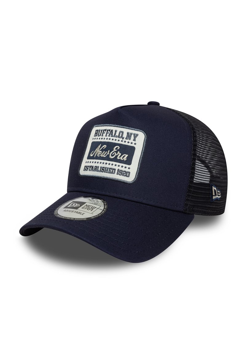 Marineblaues Cap mit Netzrücken, ausgestattet mit einem rechteckigen Aufnäher, auf dem steht "BUFFALO, NY New Era Established 1920" und einem verstellbaren Riemen.