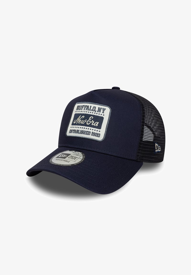 Cappello della marina con una parte posteriore in rete, dotato di un distintivo rettangolare con la scritta "BUFFALO, NY New Era Established 1920" e una cintura regolabile.