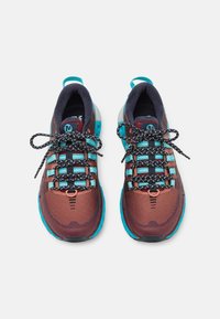 Paire de chaussures de sport bordeaux et turquoise avec des lacets noirs et blancs, vue de dessus sur fond blanc.