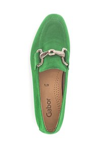 Groene suede instapschoen met een ronde neus, voorzien van een decoratieve zilveren gesp over de bovenkant en een geperforeerde inlegzool voor ventilatie.