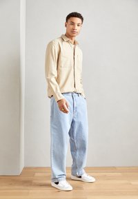 Marc O'Polo KENT COLLAR TWO CHEST POCKETS STRAIGHT HEM WITH SLIT - Shirt - jonesboro cream