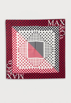 Sidenscarf med ett djärvt prickigt mönster i rött, svart och vitt. Utmärkande design inkluderar geometriska former och präglade logotypdetaljer.