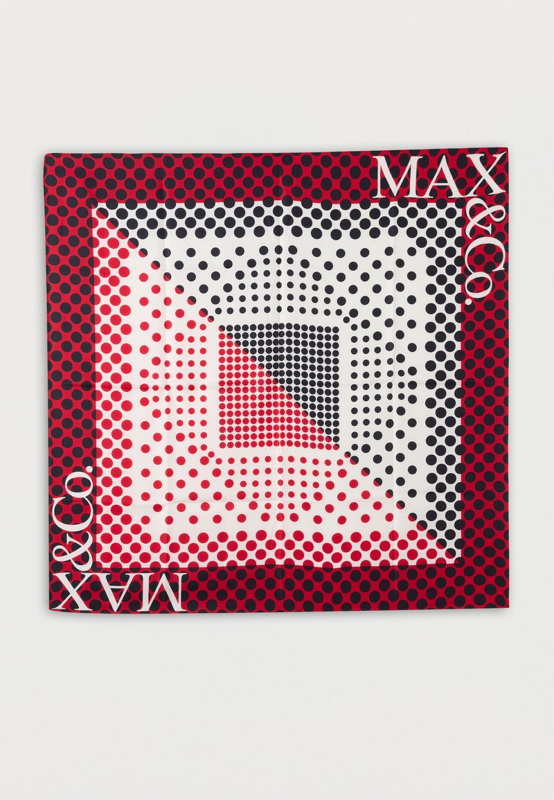 Selyemsál merész piros, fekete és fehér pöttyös mintával. Jellegzetes dizájn elemei a geometriai formák és a dombornyomott logó díszítések.