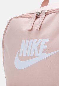 Nike Sportswear HERITAGE UNISEX - Mochila - pink oxford/white