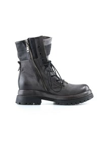Botte de combat en cuir noir avec fermeture éclair latérale, lacets et une semelle épaisse et robuste sur fond blanc.