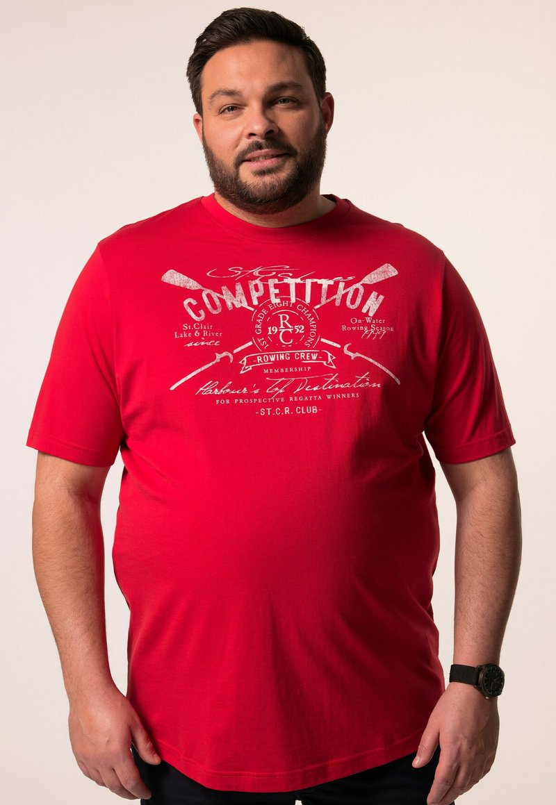 T-shirt rossa a maniche corte in cotone, con una stampa grafica bianca di remi e la parola "Competizione" sul davanti.