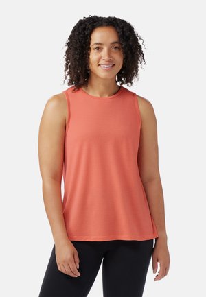 Korallfarbener Tanktop aus strukturiertem Stoff, mit rundem Halsausschnitt und breiten Armausschnitten, kombiniert mit schwarzen Unterteilen. Optimal für Sportbekleidung.