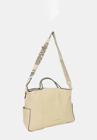 Borsa a tracolla in pelle beige con finitura testurizzata, dotata di chiusura a zip, due manici e tracolla regolabile. Rifiniture in piping nero lungo i bordi.