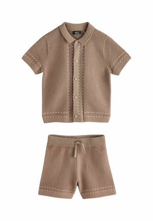 Pletený dvoudílný komplet ve světle hnědé barvě, sestávající z košile s krátkým rukávem na knoflíky s texturovaným vzorem a odpovídajících kraťasů se stahovací páskem.