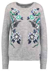 Pull en maille grise avec broderie florale en bleu, vert et noir, col rond et manches longues. Tissu texturé.
