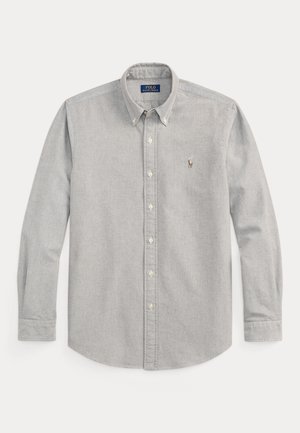 Chemise gris clair à manches longues avec col, fermeture à boutons et petit logo brodé sur la poitrine gauche, de Polo Ralph Lauren.