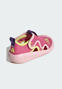 Růžové síťované tenisky s fialovými a žlutými akcenty, s designem ve tvaru cik-cak, nastavitelným popruhem a lehkou gumovou podešví.