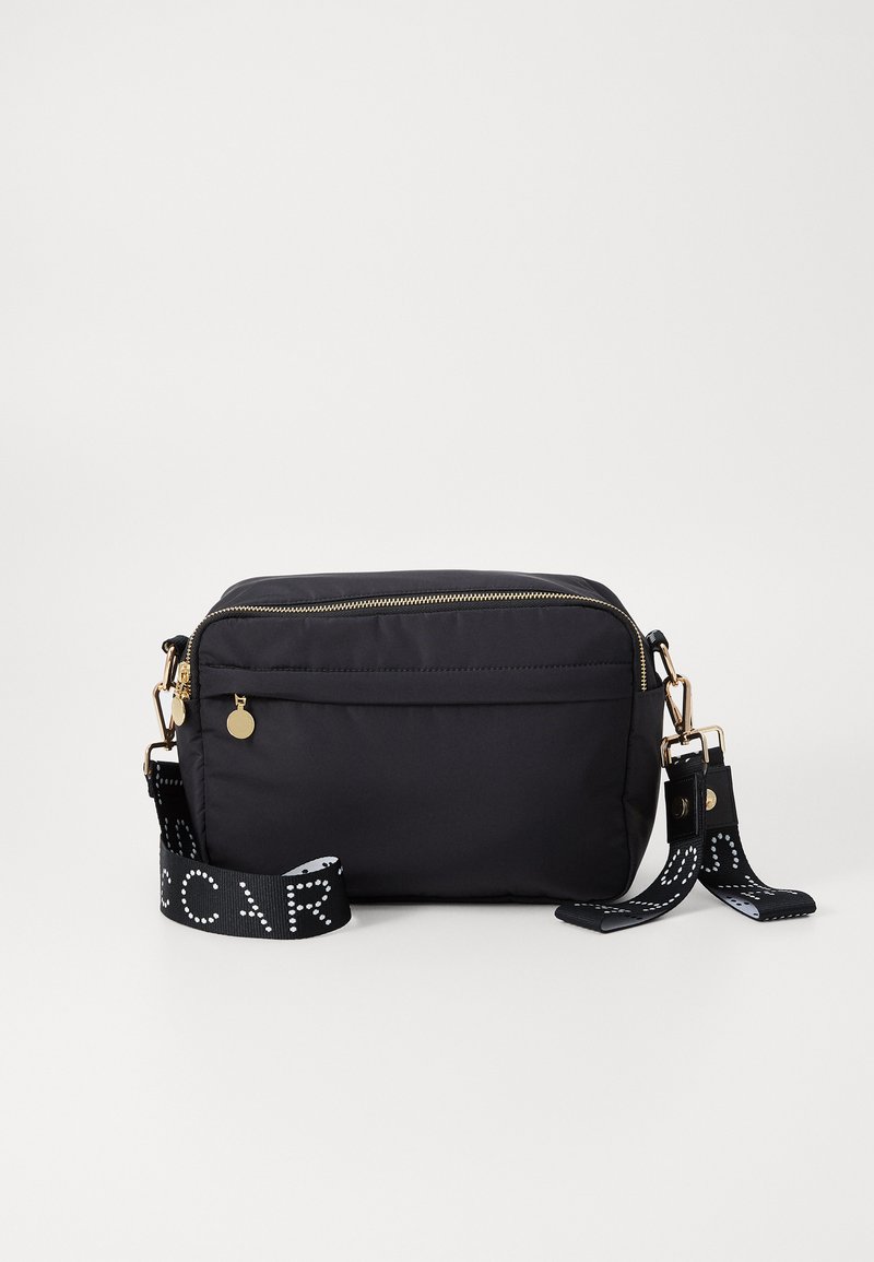 Geantă de umăr din material textil negru, cu detalii din aur, închidere cu fermoar și curea ajustabilă, având un model cu puncte albe. Textură netedă, formă rectangulară.