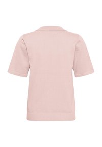 Polo à manches courtes rose clair en tissu tricoté, avec un col classique et un ourlet côtelé, présentant une texture lisse et un design minimaliste.