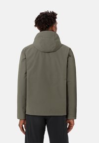 Olivgrünes wasserfestes Jackett mit Kapuze, das eine glatte Textur und ein minimalistisches Design aufweist. Die Rückseite zeigt eine schlichte Naht in der Taille.