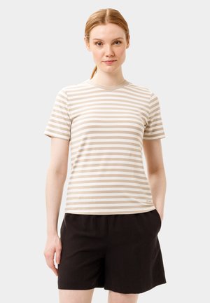Beige- og hvidstribet kortærmet t-shirt med rund hals, parret med sorte shorts. Stoffet ser glat og afslappet ud.