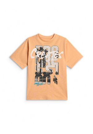 Brzoskwiniowy t-shirt z krótkim rękawem, wyraziste czarno-białe litery, nadruk palmy, tekst "CREATES" oraz "URBAN CULTURE" niebieskim pismem.