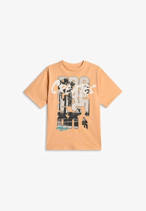 Brzoskwiniowy t-shirt z krótkim rękawem, wyraziste czarno-białe litery, nadruk palmy, tekst "CREATES" oraz "URBAN CULTURE" niebieskim pismem.