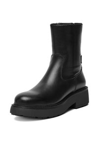 Czarne skórzane botki na kostkę z masywną podeszwą, zaokrąglonym noskiem i gładką fakturą. Posiadają boczne elastyczne panele i pętelkę z tyłu.