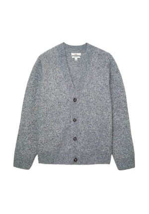 Cárdigan gris de lana con escote en V, puños y dobladillo acanalados, y cuatro botones oscuros en la parte delantera.