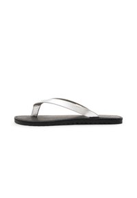Infradito argento con cinturino metallico e suola in gomma nera. Presenta una superficie liscia e un design minimalista con battistrada a zigzag.