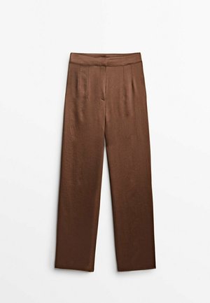 Braune, hoch taillierte, gerade geschnittene Hose mit vorderen Bundfalten und einem verdeckten Frontverschluss, flach auf einem weißen Hintergrund liegend.