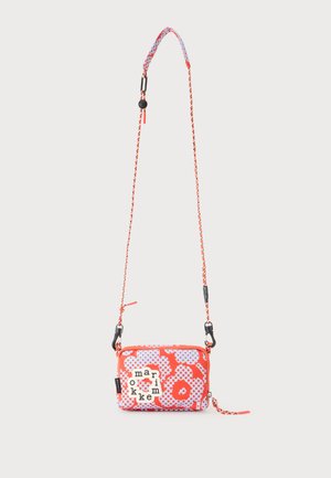 Mała prostokątna torebka na ramię z długim regulowanym paskiem, czerwono-niebieskim kwiatowym wzorem i tekstem "marimekko" z przodu.