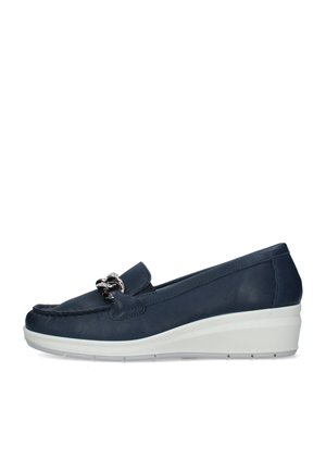 Mocassino con zeppa blu navy con suola bianca e dettaglio catena argento sulla parte superiore, inclinato a sinistra su sfondo bianco.