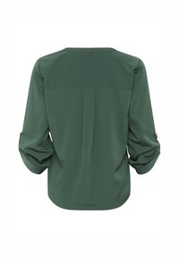 Blusa verde con maniche a tre quarti, realizzata in tessuto morbido. Presenta un collo arrotondato e dettagli in plissettatura sul retro.