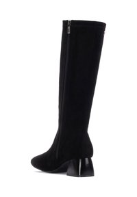 Bota de ante negra hasta la rodilla con cremallera lateral, que presenta un tacón cuadrado y una textura suave y elegante.