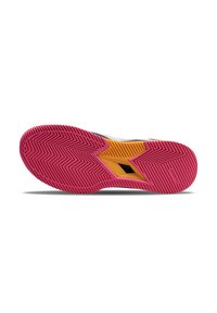 Suola di scarpa sportiva multicolore con una base in gomma rosa caratterizzata da un motivo a zigzag, accenti gialli e un dettaglio centrale nero.