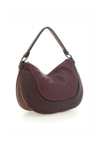 Borsa a tracolla in pelle con forma arrotondata, superficie testurizzata color bordeaux e tracolla affusolata con dettagli in metallo.