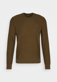 Pull tricoté homme à manches longues vert olive avec col rond et motif texturé subtil, avec un petit détail carré sur la poitrine gauche.