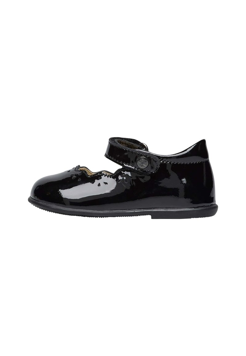 Zapato Mary Jane de charol negro con punta redondeada, correa ajustable y un patrón de cortes decorativos en la parte frontal. Suela plana.