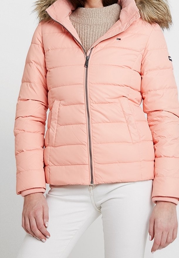 Różowa ocieplana kurtka z kapturem obszytym futerkiem, zamkiem błyskawicznym z przodu i ściągaczami na rękawach. Posiada pikowany wzór oraz logo na rękawie.